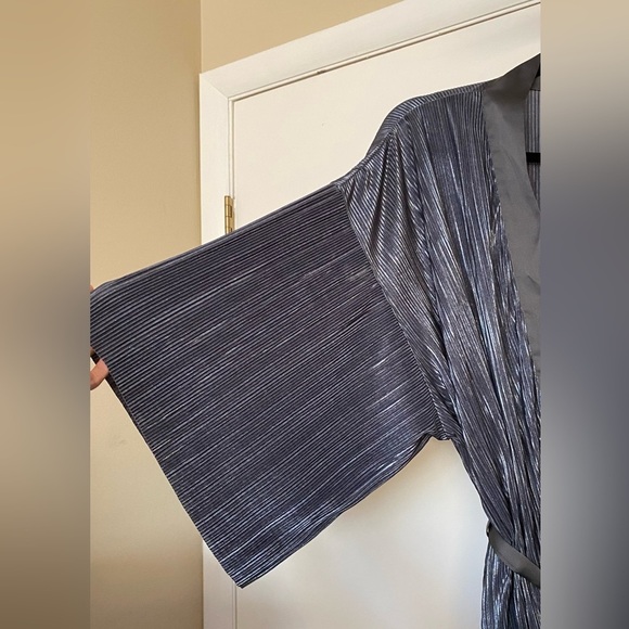 Victoria’s Secret Shimmery Pewter Color Robe Size XS - Picture 4 of 7